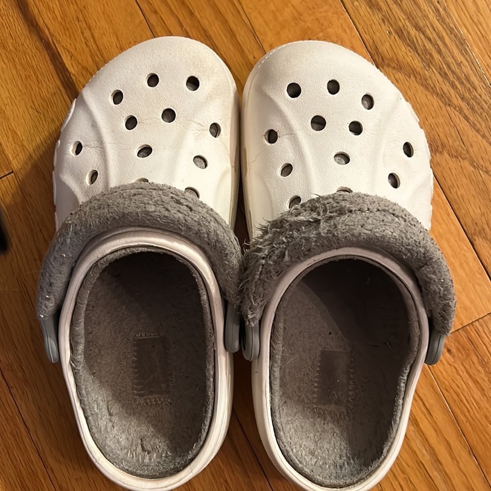 Crocs White host pick fur-lined Crocs Womens 6 GUC - Picture 2 of 11